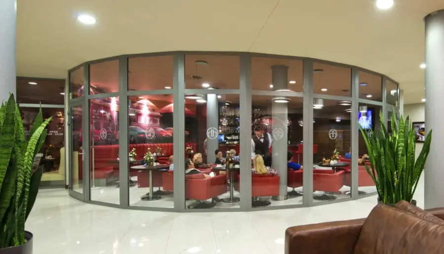 إطلالة على البحيرة